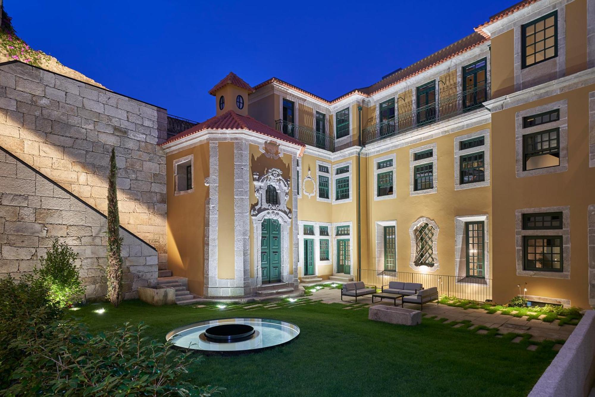 Portobay Flores Екстер'єр фото The courtyard of the palace